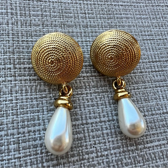 Vintage Givenchy Gold Tone Pierced Dangle Teardrop Earrings Faux Pearl 2" - Picture 1 of 3